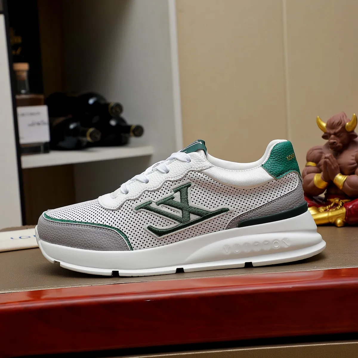 Ex-factory price: 440¥🌹🌹[LV Louis Vuitton] new low-top casual men's shoes. A must-have for fashionable men, new products are released in Hong Kong counters [strong], big-name style, European and American masters strongly create unique styles, comfortable on the feet, super soft outsole, super wear-resistant. Gives people a strong visual impact. Material: imported first-layer cowhide leather upper ➕rubber non-slip outsole, rubber graphics matching, 38 to 44
